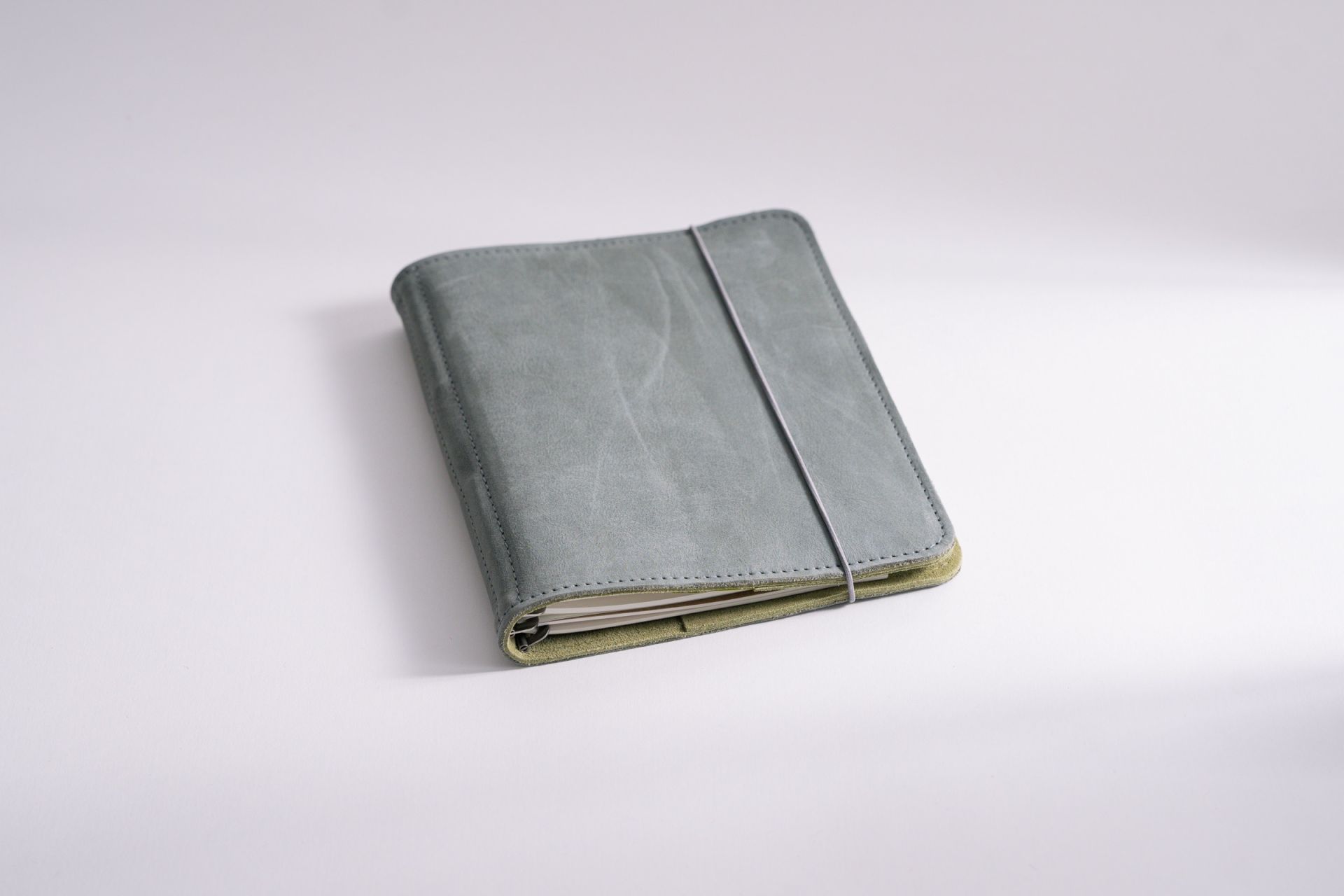 Roterfaden - Taschenbegleiter - Leather Gray ST_17 - Medium-Taschenbegleiter-DutchMills