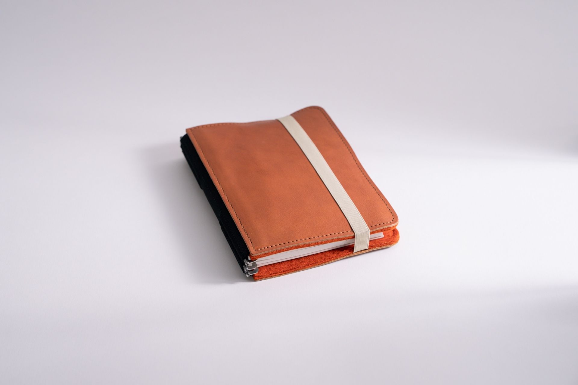 Roterfaden - Taschenbegleiter - Leather LTD_029 - M-Taschenbegleiter-DutchMills